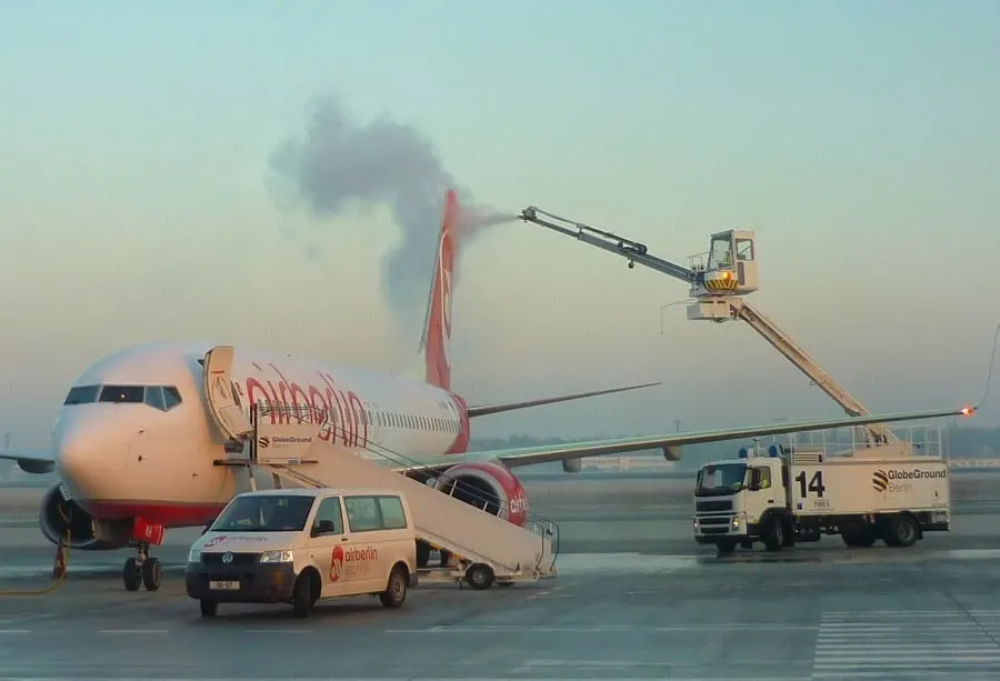 airport-90592_1280