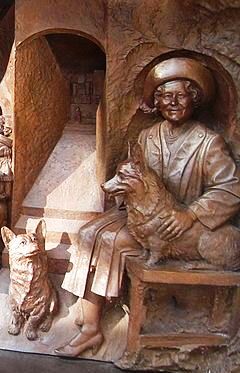 Queen Mother and her corgis; statue called The Windsor Lady